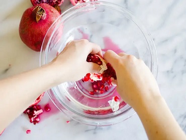 ترفندهایی برای پاک کردن لکه انار از فرش و مبلمان