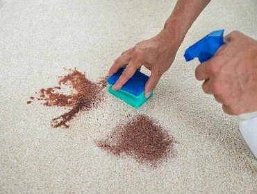 ترفندهای کاربردی برای تمیز کردن لکه شکلات از موکت در خانه