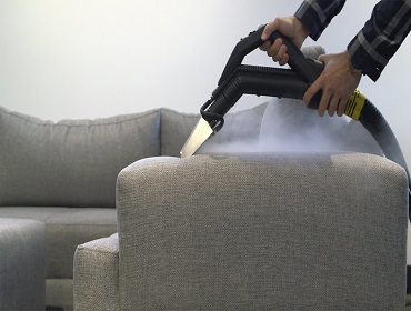 مبل‌شویی با بخار یا شوینده؟ کدام روش بهتر جواب می‌دهد؟